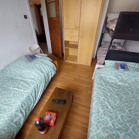 Ein Platz Im Etagenbett Im Durchgang In Schalke Naehe Arena Hostel