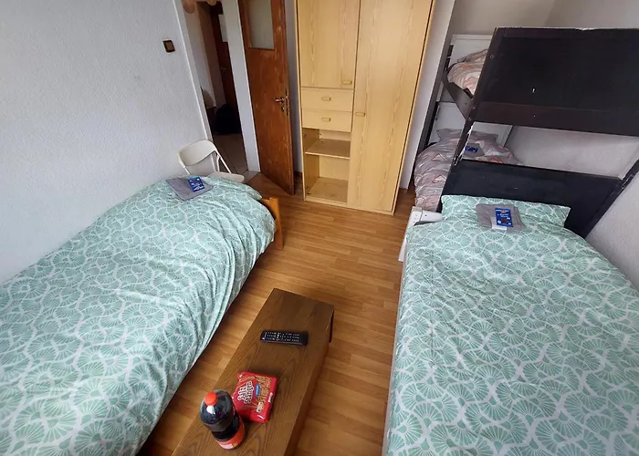 Ein Platz Im Etagenbett Im Durchgang In Schalke Naehe Arena Hostel